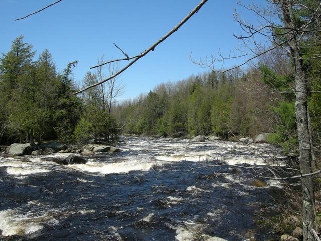 en aval du barrage