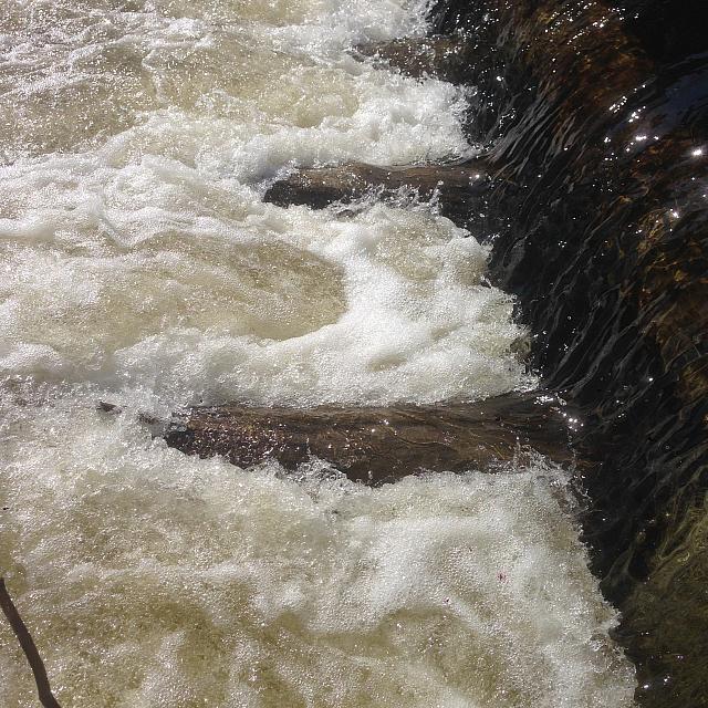 28 barrage avec des barres de métal au put-in