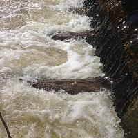 28 barrage avec des barres de métal au put-in
